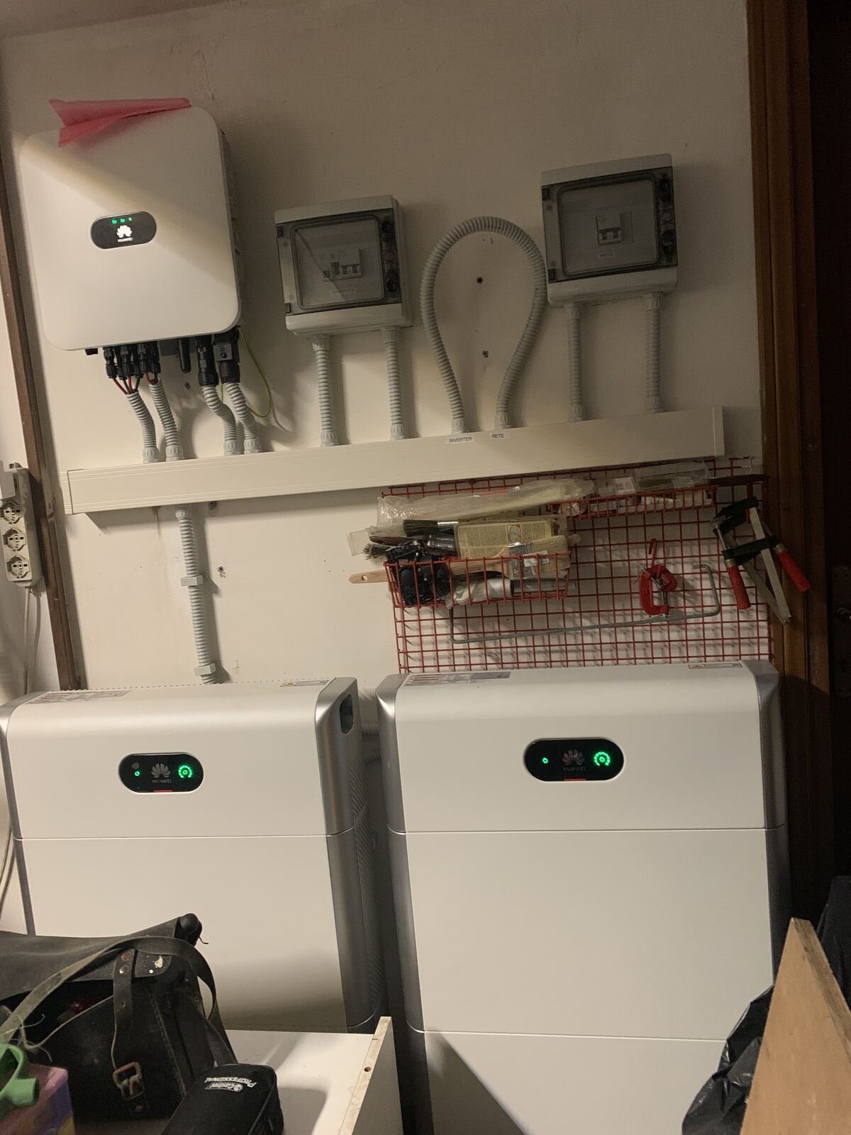 Batería solar e inversor instalados en el interior de una vivienda