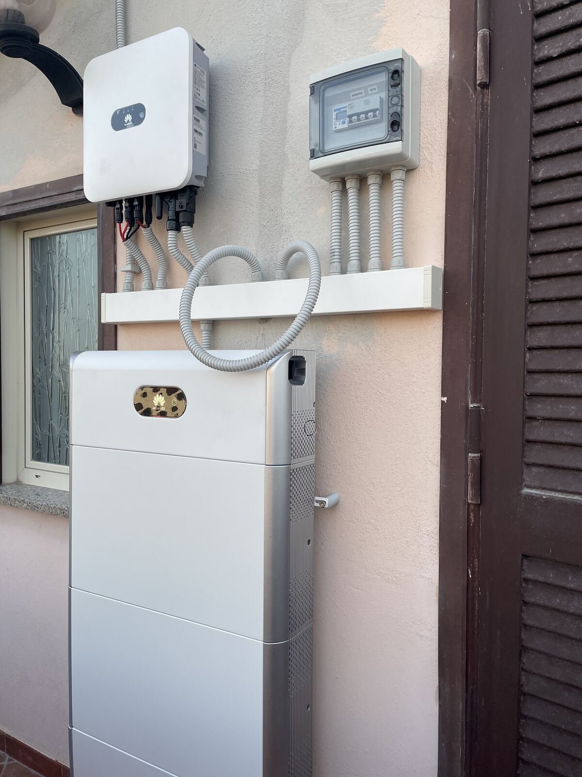 Batería e inversor instalados en una vivienda