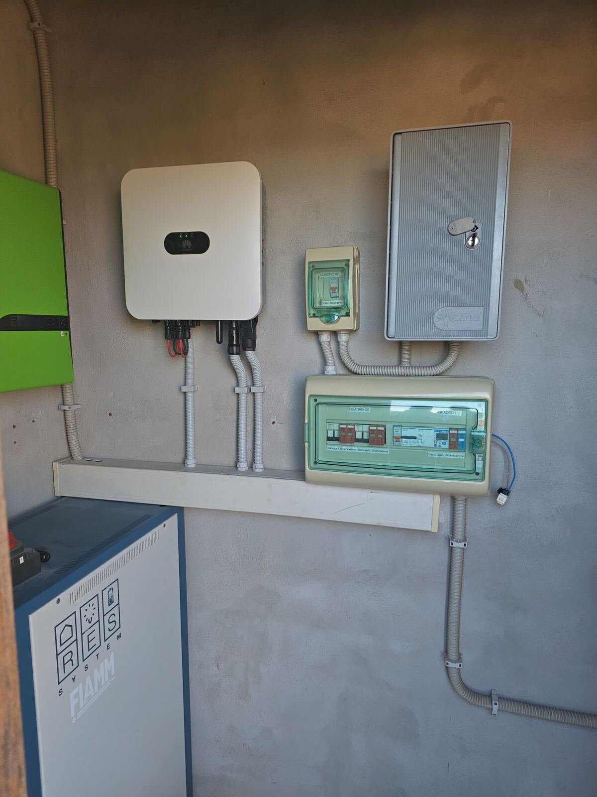 Cuadro eléctrico e inversor de una instalación fotovoltaica