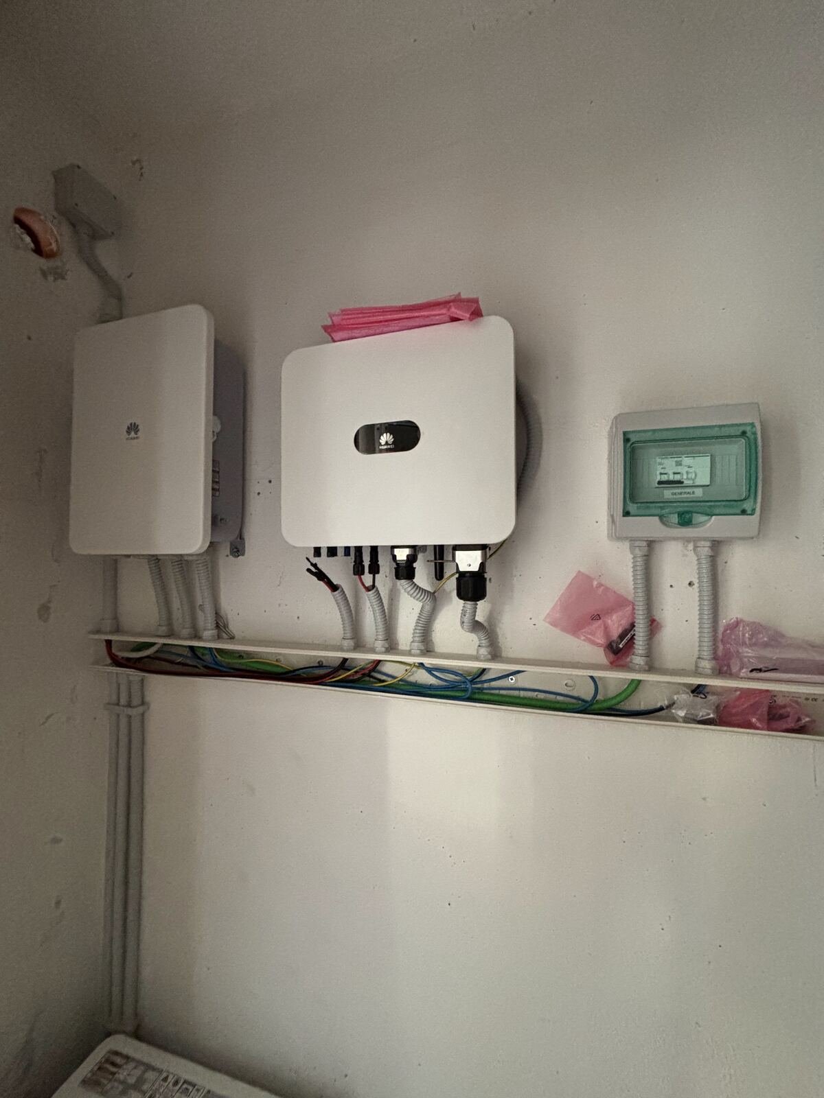 Inversor y cuadro eléctrico de una instalación solar en A Coruña