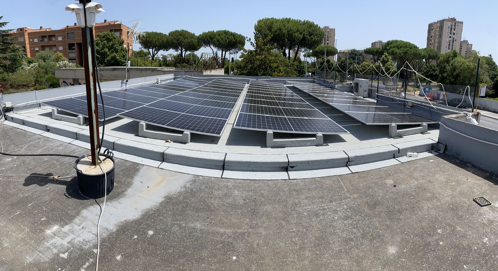 Instalación de placas solares en cubierta plana de vivienda