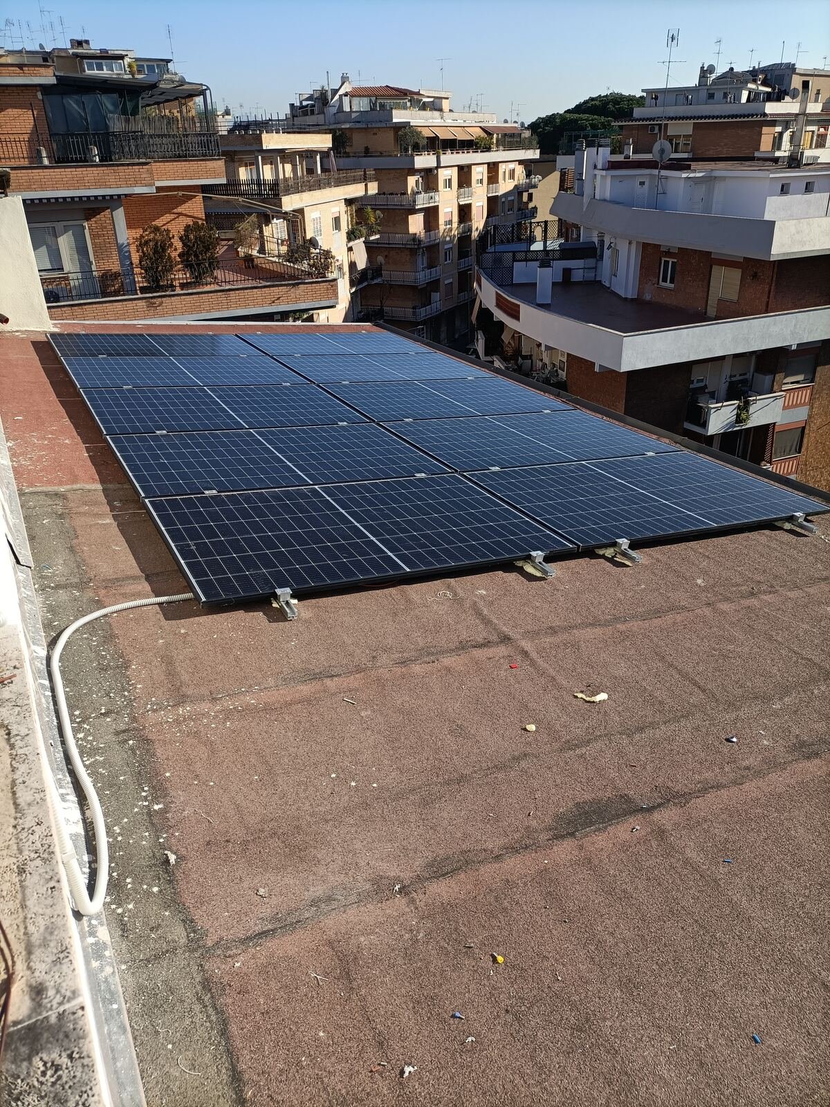 Instalación de placas solares en cubierta de un edificio