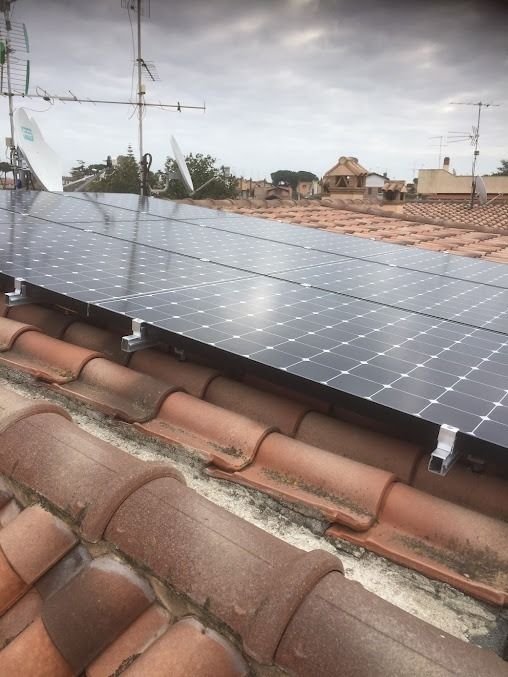 Placas solares en el tejado de una vivienda