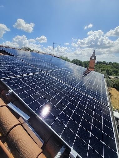 Paneles solares revisados y limpios