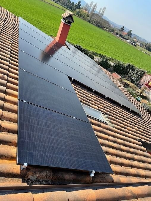 Placas solares en el tejado de una vivienda