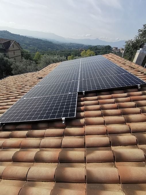 Placas solares en el tejado de una vivienda