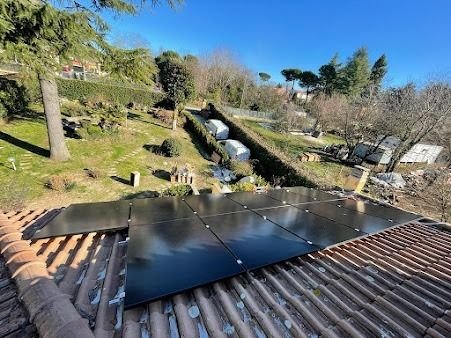 Baterías de almacenamiento e inversor instalados