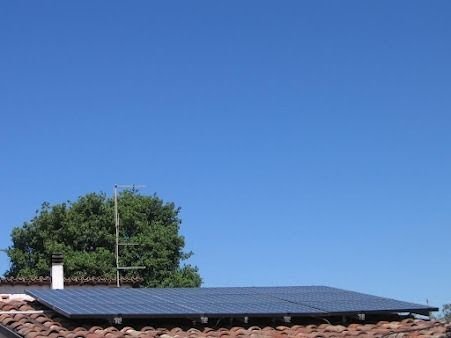 Paneles solares revisados y limpios