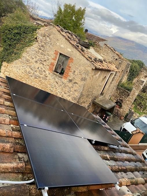 Placas solares en el tejado de una vivienda