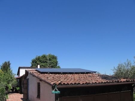 Paneles solares revisados y limpios
