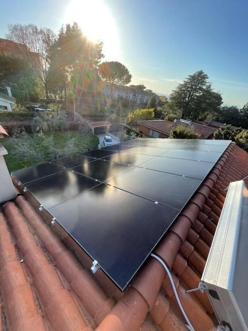 Placas solares en el tejado de una vivienda