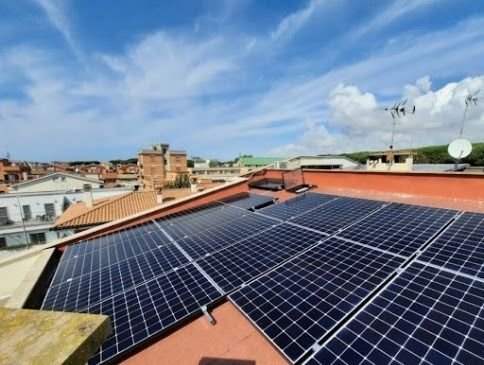 Paneles solares revisados y limpios