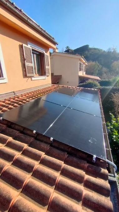Placas solares en el tejado de una vivienda