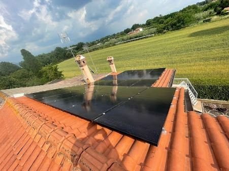 Paneles solares revisados y limpios