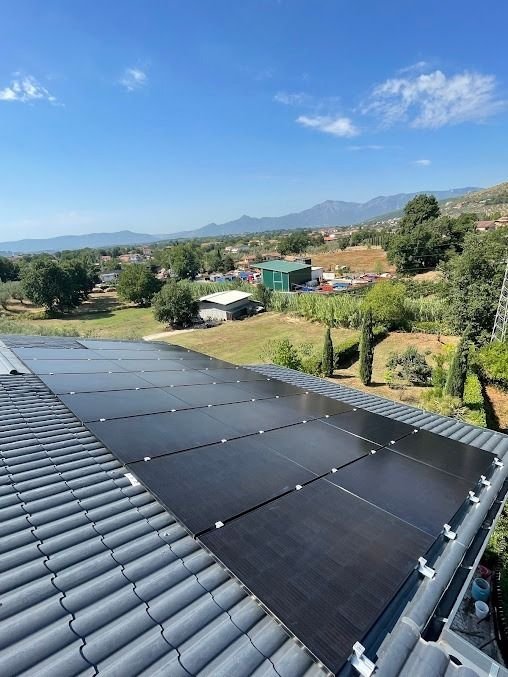 Placas solares en el tejado de una vivienda