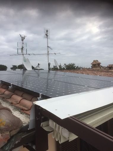 Baterías de almacenamiento e inversor instalados