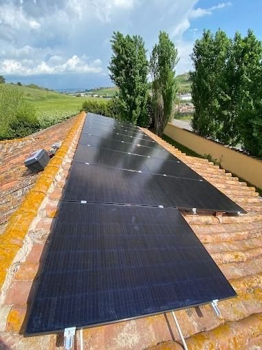 Paneles solares revisados y limpios