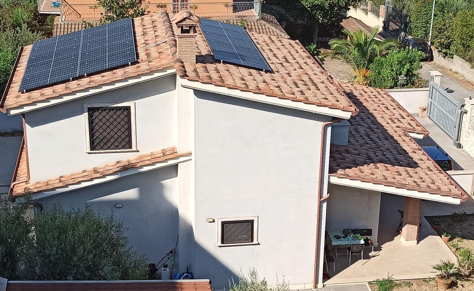 Vivienda con instalación de placas solares en el tejado