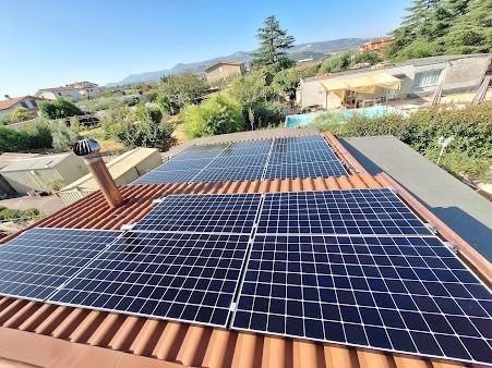 Paneles solares revisados y limpios