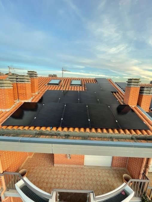 Placas solares en el tejado de una vivienda